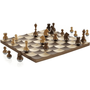 UMBRA Wobble Chess. Jeu d'échec Wobble. Avec pions en bois "culbuto". Plateau en bois. Dimension 38x38x3cm.