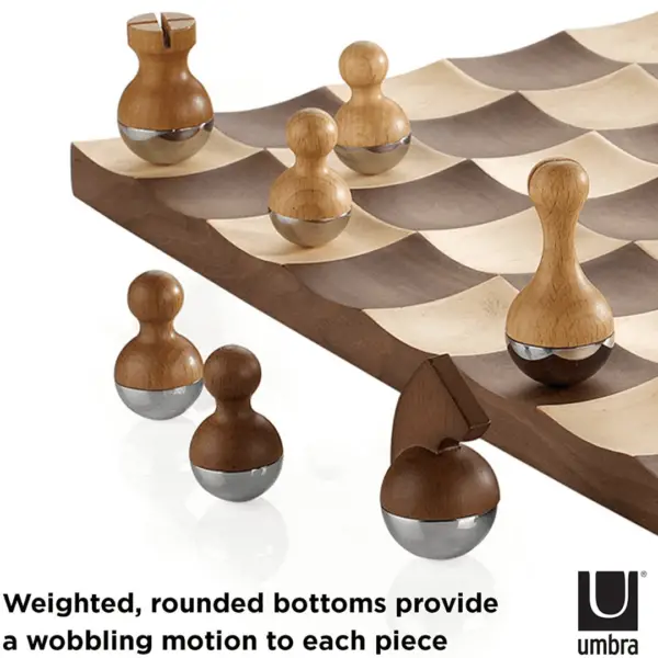 UMBRA Wobble Chess. Jeu d'échec Wobble. Avec pions en bois "culbuto". Plateau en bois. Dimension 38x38x3cm.